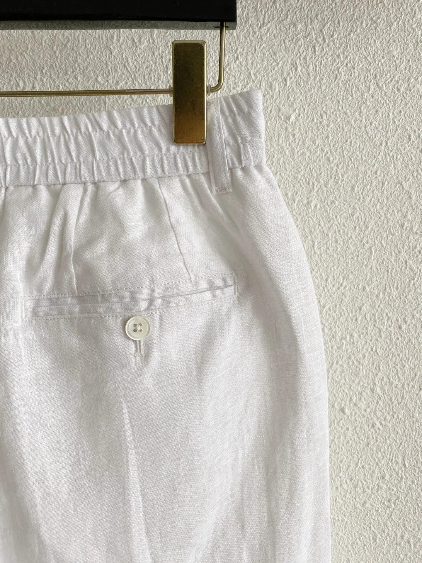 Loro Piana elastic waist linen wide-leg pants. Fabric: 100% Italian rain dew linen, the same fabric as Series vests and shirts. It has been processed by the brand's softening process to weaken the stiff and prickly feeling of the linen. It has a natural clear linen texture, matte low saturation texture, breathable heat dissipation, and is a must in spring and summer. It has loose and natural wrinkles after washing. Style and details: Loose straight wide-leg cut, the trousers are loose and loose, not clinging to the legs, to accommodate all kinds of leg shapes, the trousers are long enough to expose the ankles, refreshing and neat; Waistband design: single button on the front + standard placket, full elastic waist on both sides, no sense of restraint, taking into account the regular appearance of the trousers and the comfort of home leisure, it comes with belt loops to match with belts; The minimalist front panel without pleats is visually clean and neat; the hidden diagonal pockets on both sides are low-key and have no exposed logo; the straight trouser legs do not need to be deliberately rolled, and the natural drape creates a relaxed atmosphere. Color choices: pure white, native hemp Beige, Khaki olive green, matte black, covering all scenarios of commuting, vacation, and daily life. Style positioning: Italian holiday relaxed style, minimalist commuting, new Chinese casual style, same style unisex version for men and women, focusing on high-end complete sets without logos. Sizes:S-4XL